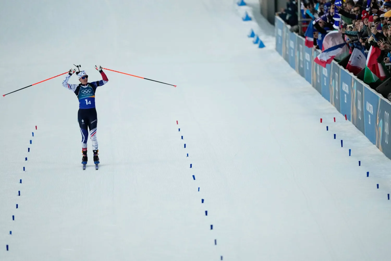 جوليا سيمون قادت فرنسا للفوز بذهبية التتابع المختلط (أ.ب)