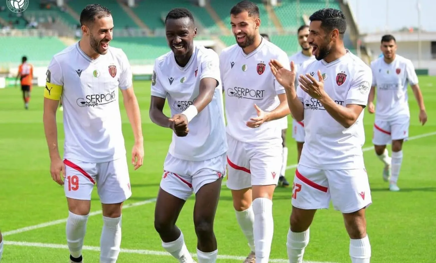اتحاد الجزائر يحتفل بفوزه في كوت ديفوار (نادي اتحاد الجزائر) 