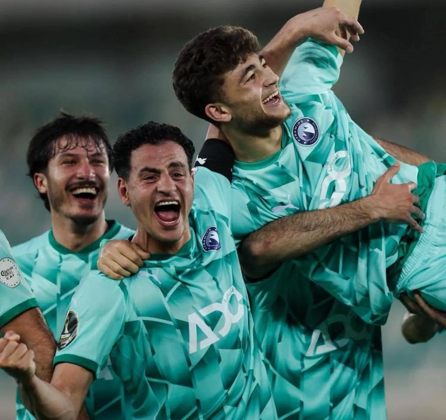 لاعبو بيراميدز يحتفلون بهدف الأردني عودة الفاخوري (نادي بيراميدز)