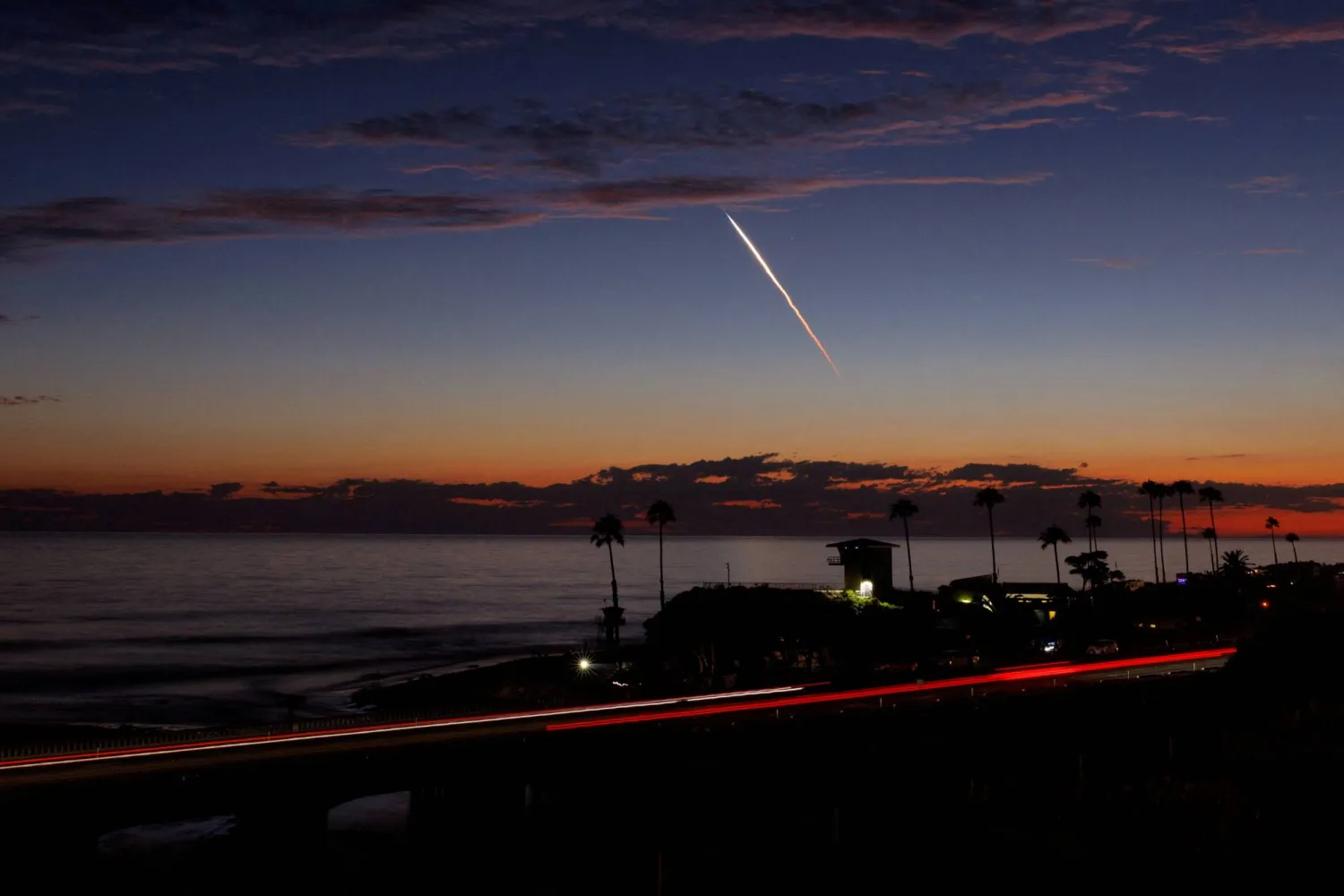 FILE PHOTO: An evening launch of a SpaceX Falcon 9 rocket carrying 20 Starlink V2 Mini satellites, from Space Launch Complex at Vandenberg Space Force Base is seen over the Pacific Ocean from Encinitas, California, US, June 23, 2024. REUTERS/Mike Blake/File Photo