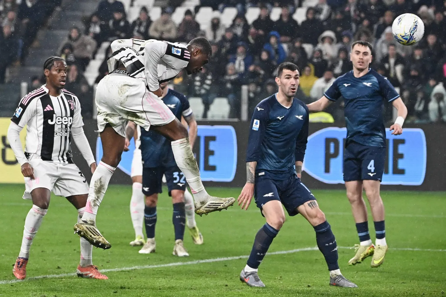 بيير كالولو لحظة تسجيله هدف التعادل القاتل ليوفنتوس (أ.ف.ب)