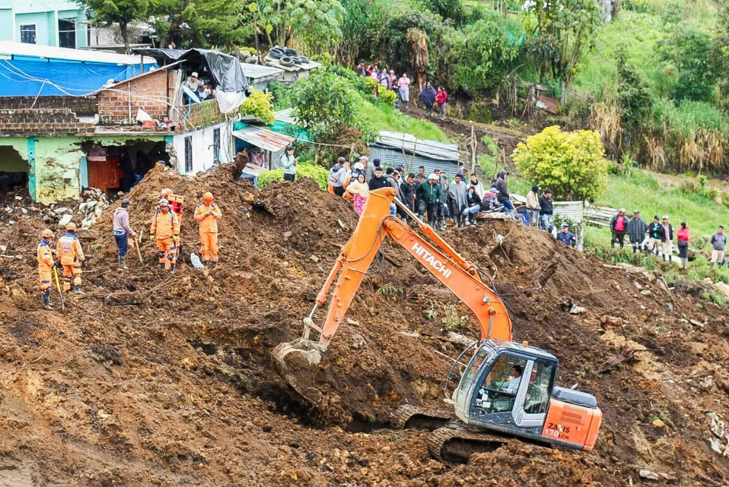 Güneybatı Nariño bölgesinde meydana gelen toprak kaymasının ardından, ağır iş makineleri ceset bulmak için çamurda arama yapıyor (AFP)