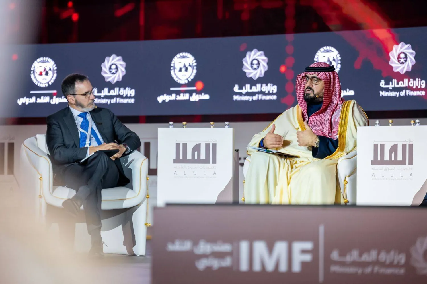 وزير الاقتصاد والتخطيط فيصل الإبراهيم متحدثاً في جلسة حوارية خلال المؤتمر (الشرق الأوسط)