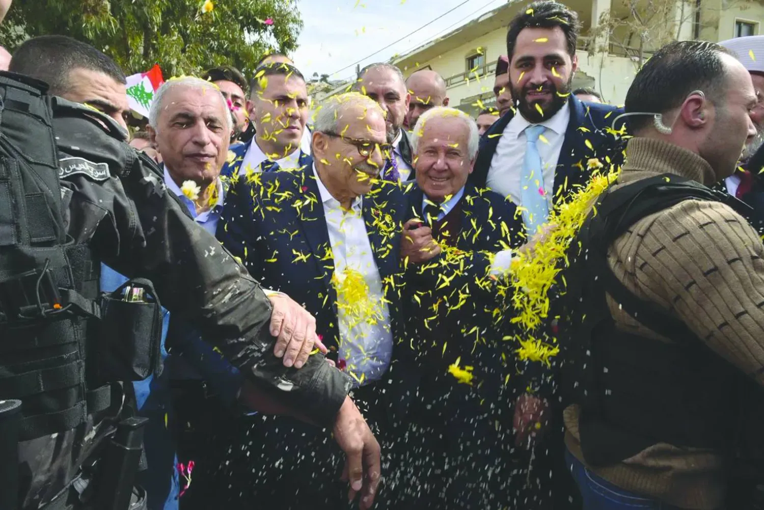 Lübnan Başbakanı Nevvaf Selam, ülkenin güneyindeki Keferşuba sakinleri tarafından çiçek ve pirinç yağmuru eşliğinde böyle karşılandı (Şarku’l Avsat)