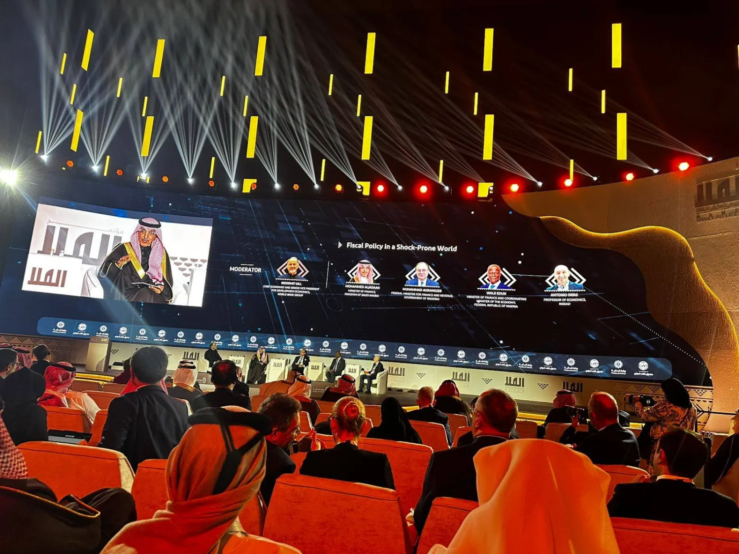 وزير المالية السعودي يتحدث إلى الحضور في الجلسة الحوارية في مؤتمر العلا (الشرق الأوسط)