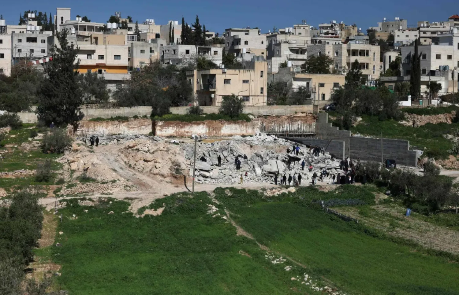 منازل ومحلات لفلسطينيين صارت ركاماً بفعل الجرافات الإسرائيلية غرب مدينة الخليل بالضفة الغربية المحتلة (أ.ف.ب)