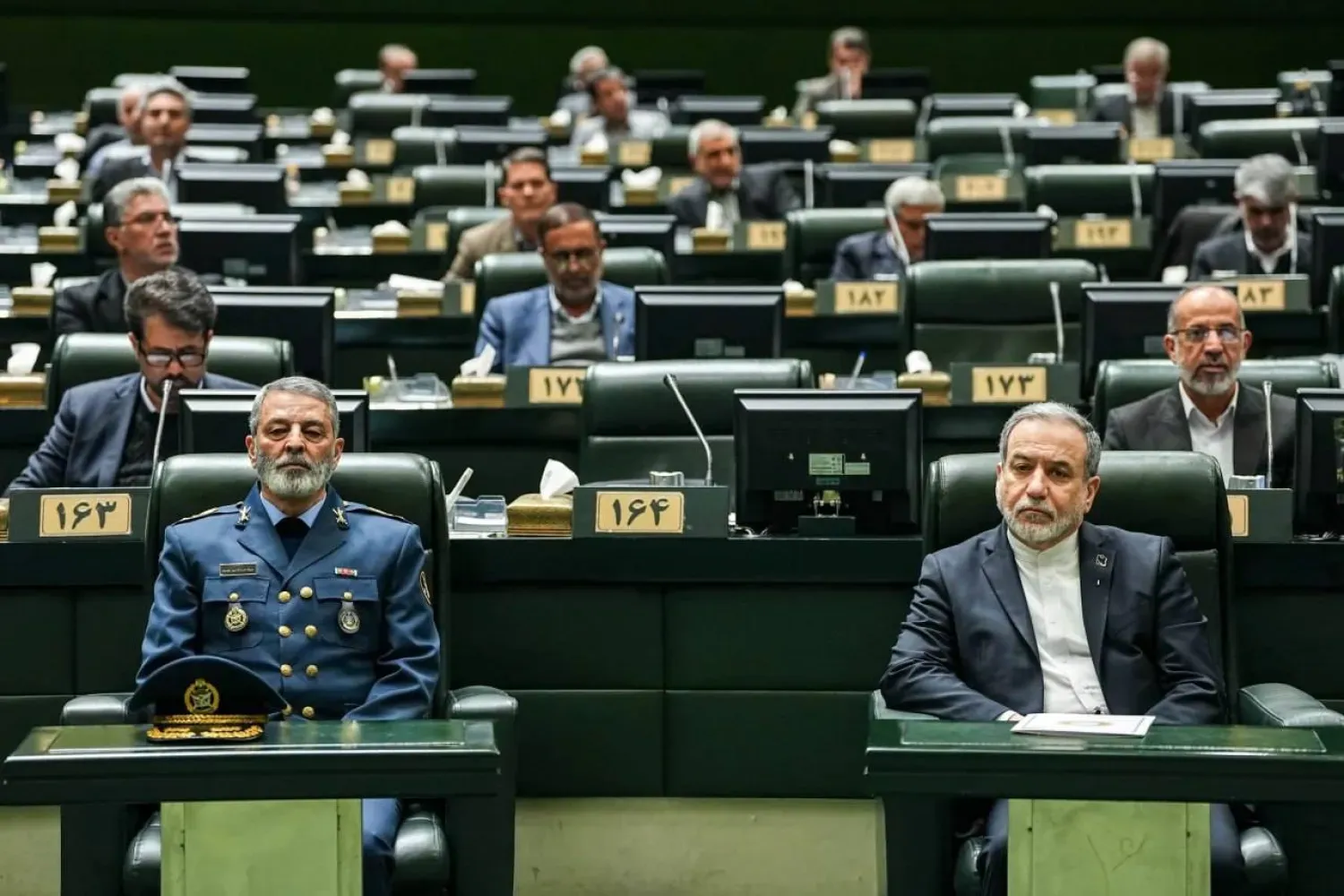 İran parlamentosunun internet sitesinde yayınlanan bir fotoğrafta, Dışişleri Bakanı Abbas Arakçi ve Genelkurmay Başkanı Abdurrahim Musevi’nin son dönemdeki görüşmeler ve gerginliklerle ilgili kapalı kapılar ardında yapılan toplantıya katıldıkları görülüyor.