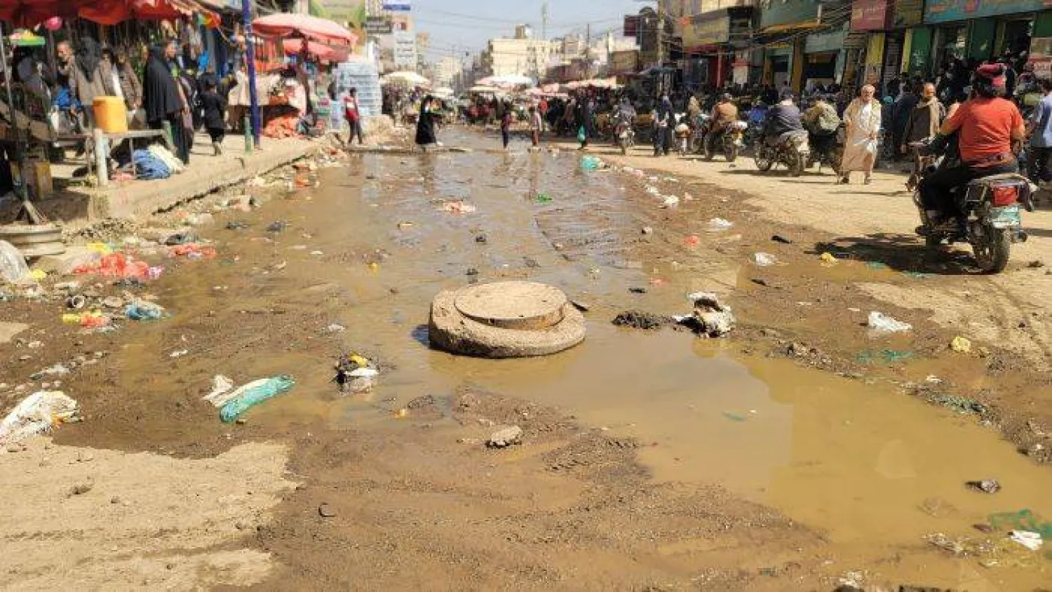 شارع في صنعاء تغمره مياه المجاري جراء انسداد شبكة التصريف (الشرق الأوسط)