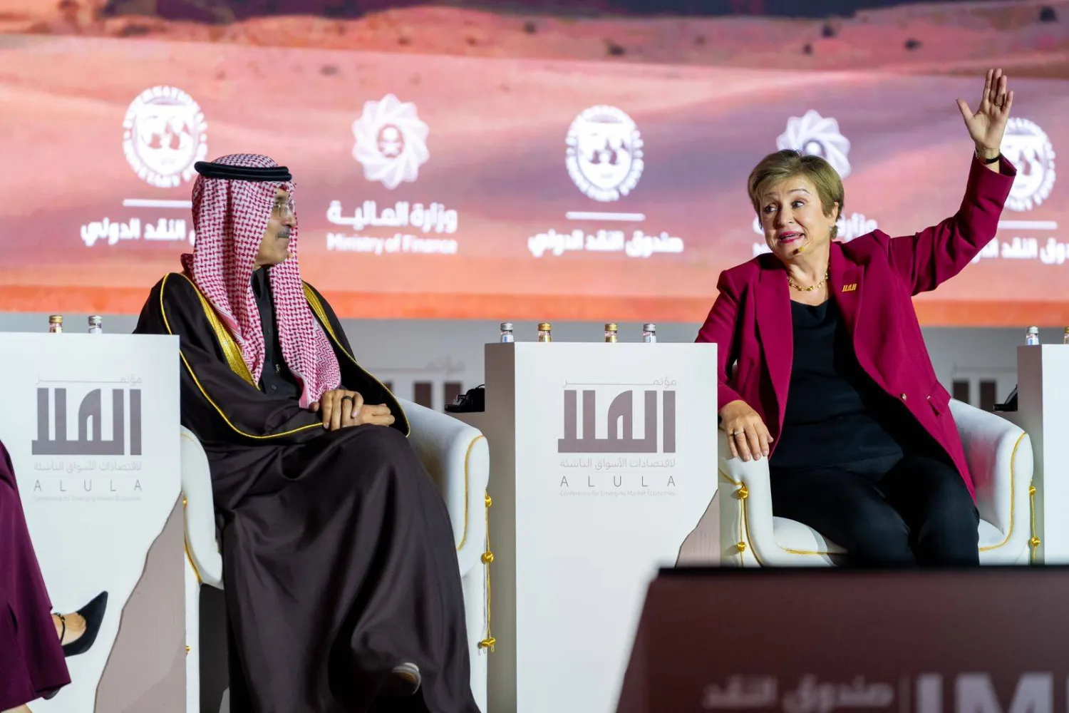 غورغييفا تتحدث إلى الحضور في الحوار الختامي وإلى جانبها وزير المالية السعودي محمد الجدعان (الشرق الأوسط)