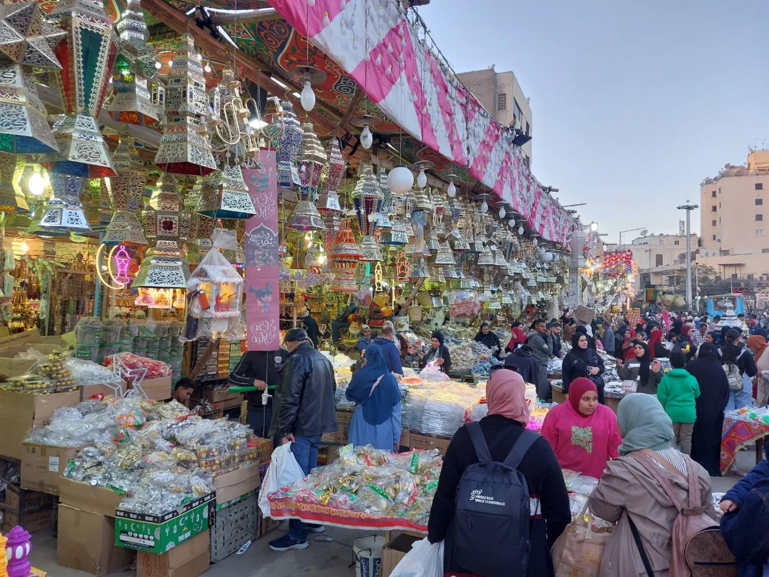 زحام على شراء الفوانيس في أسواق السيدة زينب (الشرق الأوسط)