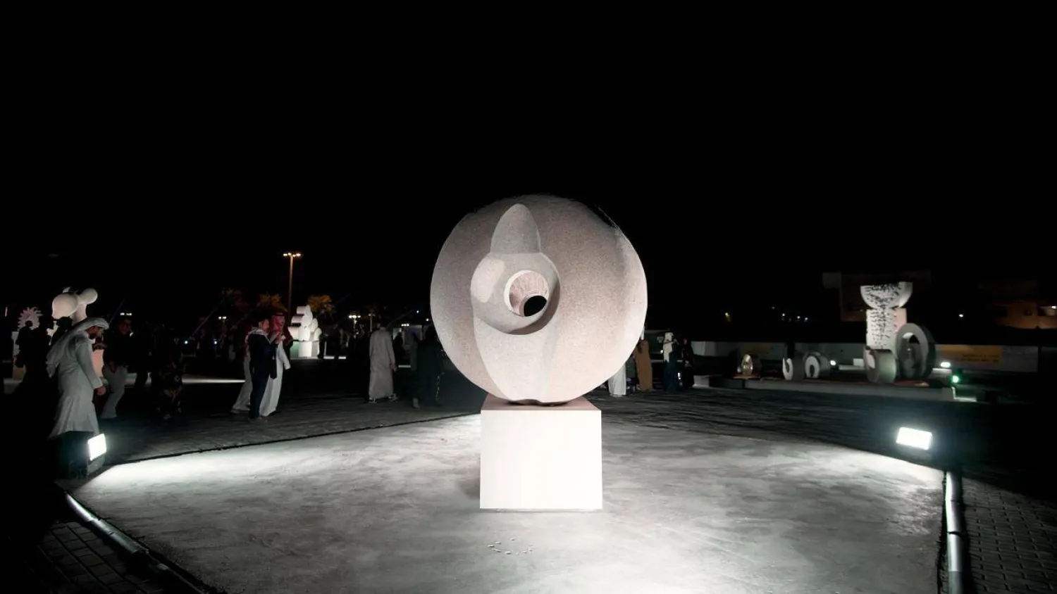 أحد المنحوتات باستخدام حجر الجرانيت في «ملتقى طويق للنحت 2026» (تصوير: تركي العقيلي)