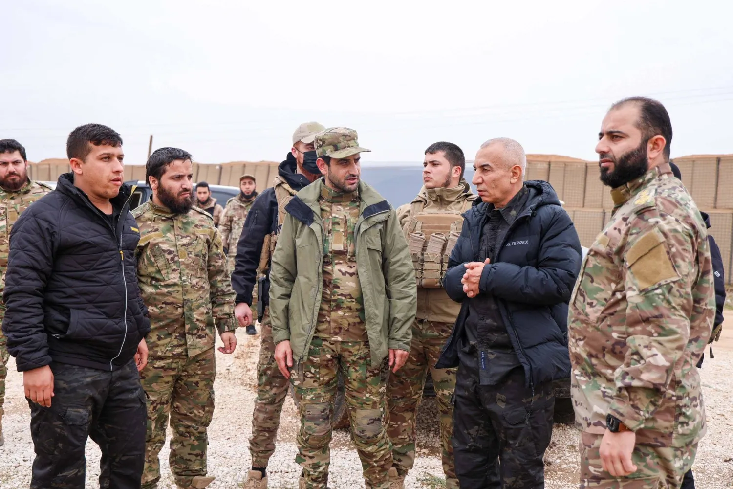 وفد من وزارة الدفاع بقيادة رئيس هيئة العمليات العميد حمزة الحميدي في جولة ميدانية على مواقع عسكرية بمحافظة الحسكة رفقة ممثلي «قسد» (الدفاع السورية)