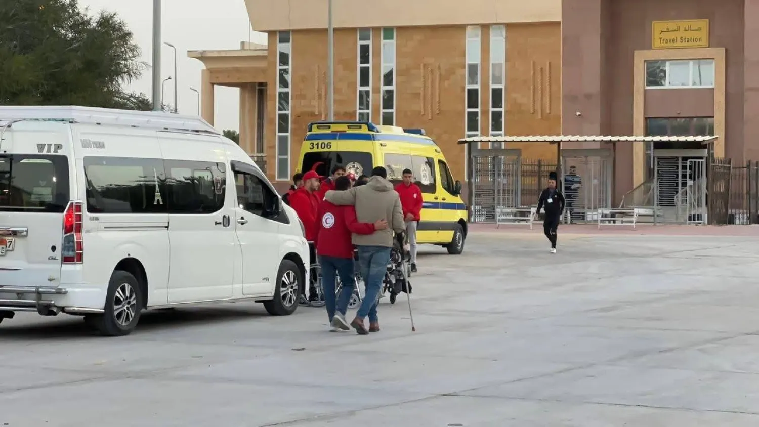 جانب من إسعاف المصابين الفلسطينيين بواسطة «الهلال الأحمر المصري» الاثنين (هيئة الاستعلامات المصرية)