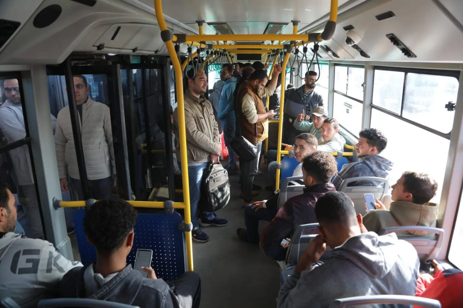 ركاب داخل حافلة نقل عام (صورة أرشيفية - وزارة النقل)