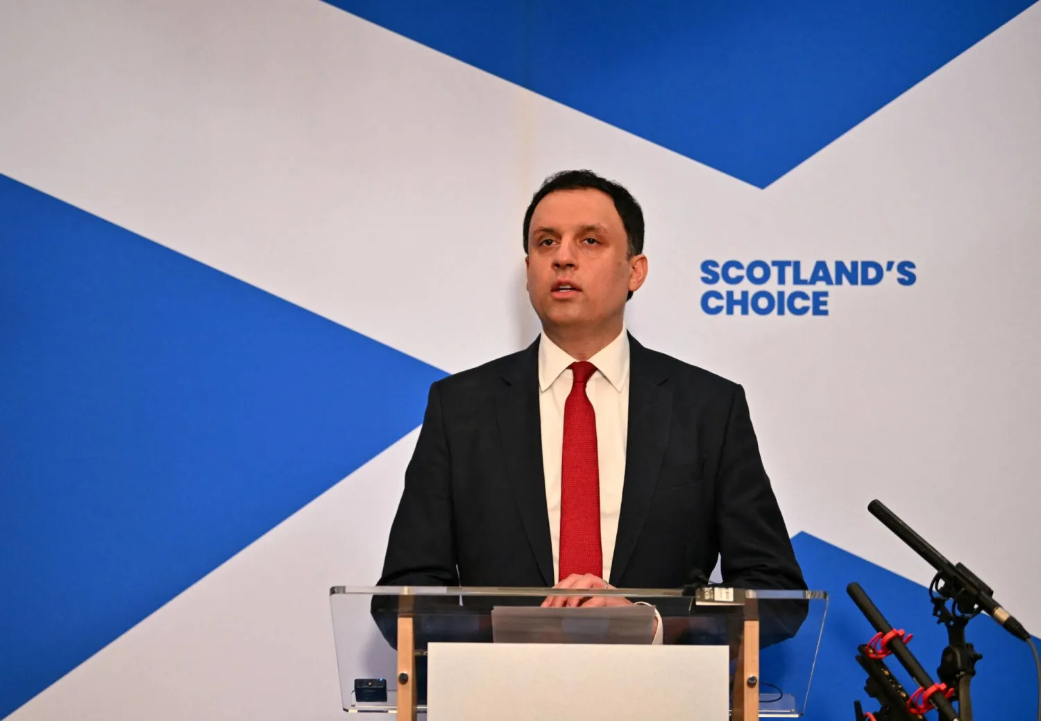 زعيم حزب العمال الاسكتلندي أنس سروار يتحدث خلال مؤتمر صحافي في غلاسغوفي اسكتلندا في 9 فبراير 2026... دعا سروار في هذا المؤتمر رئيس الوزراء البريطاني كير ستارمر إلى الاستقالة (أ.ف.ب)