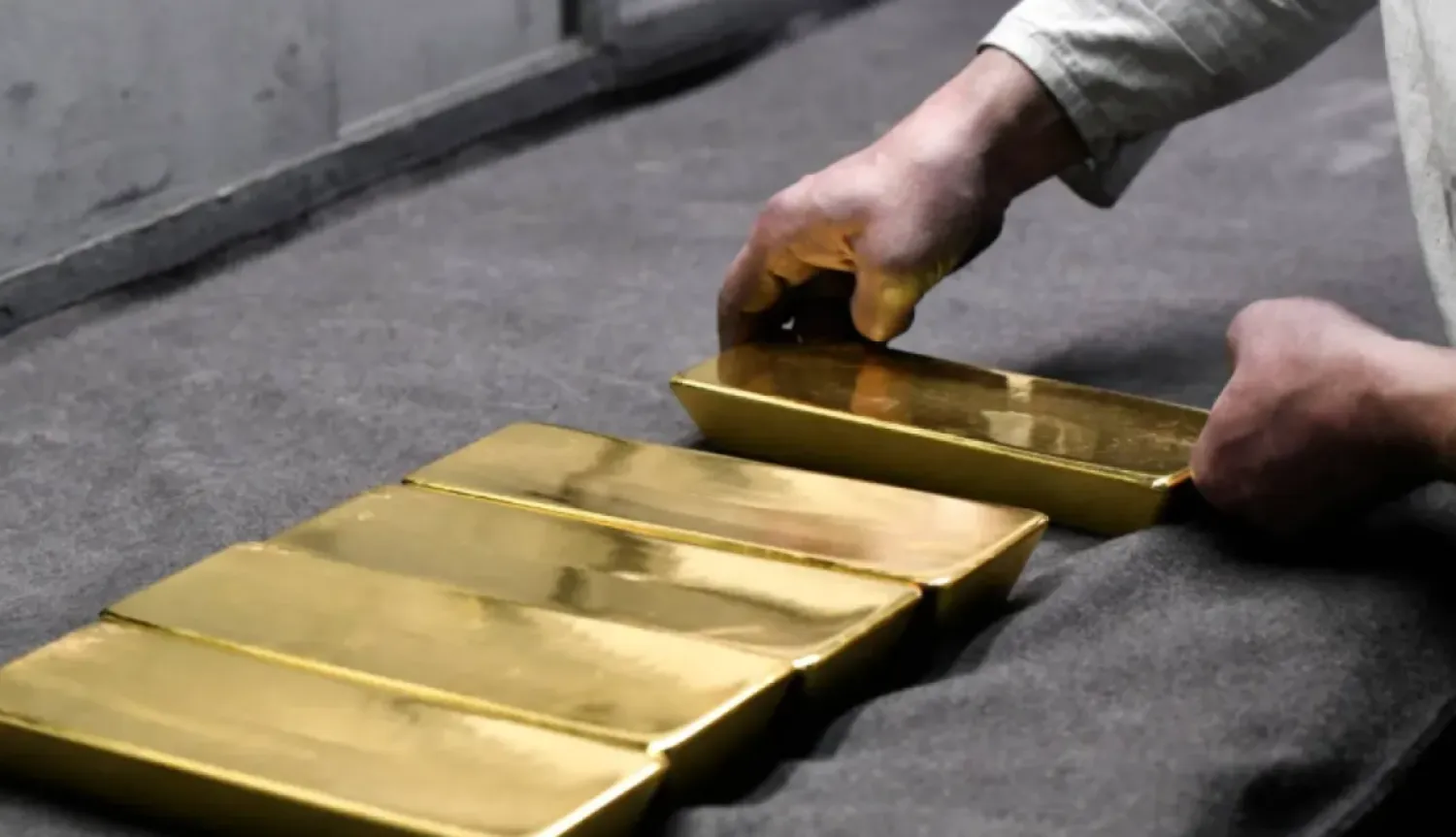 FILE PHOTO: An employee places ingots of 99.99 percent pure gold in a workroom at the Novosibirsk precious metals refining and manufacturing plant in the Siberian city of Novosibirsk, Russia, September 15, 2023. REUTERS/Alexander Manzyuk/File Photo
