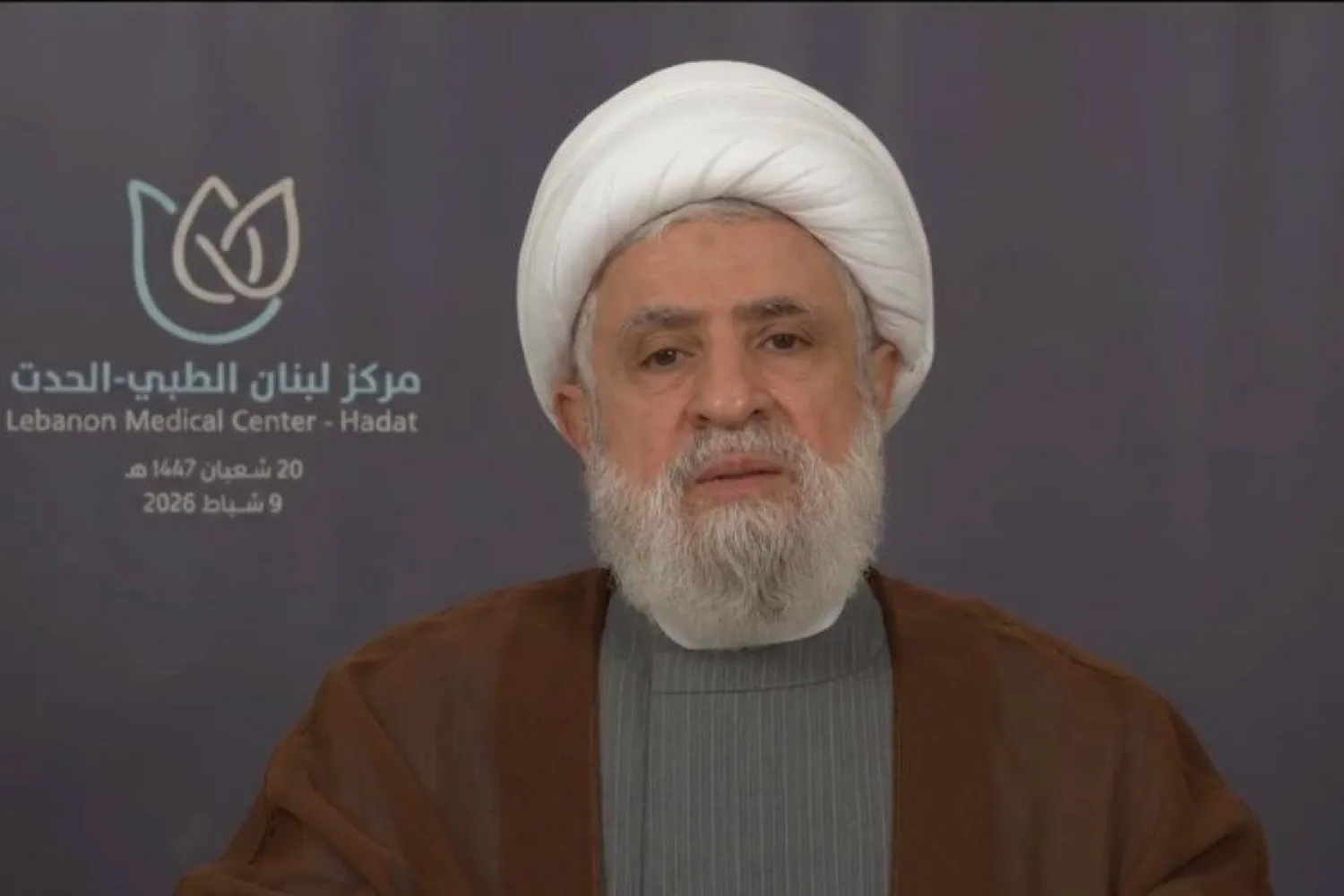 أمين عام «حزب الله» نعيم قاسم يتحدث على شاشة خلال افتتاح «مركز لبنان الطبي - الحدث» (إعلام حزب الله)