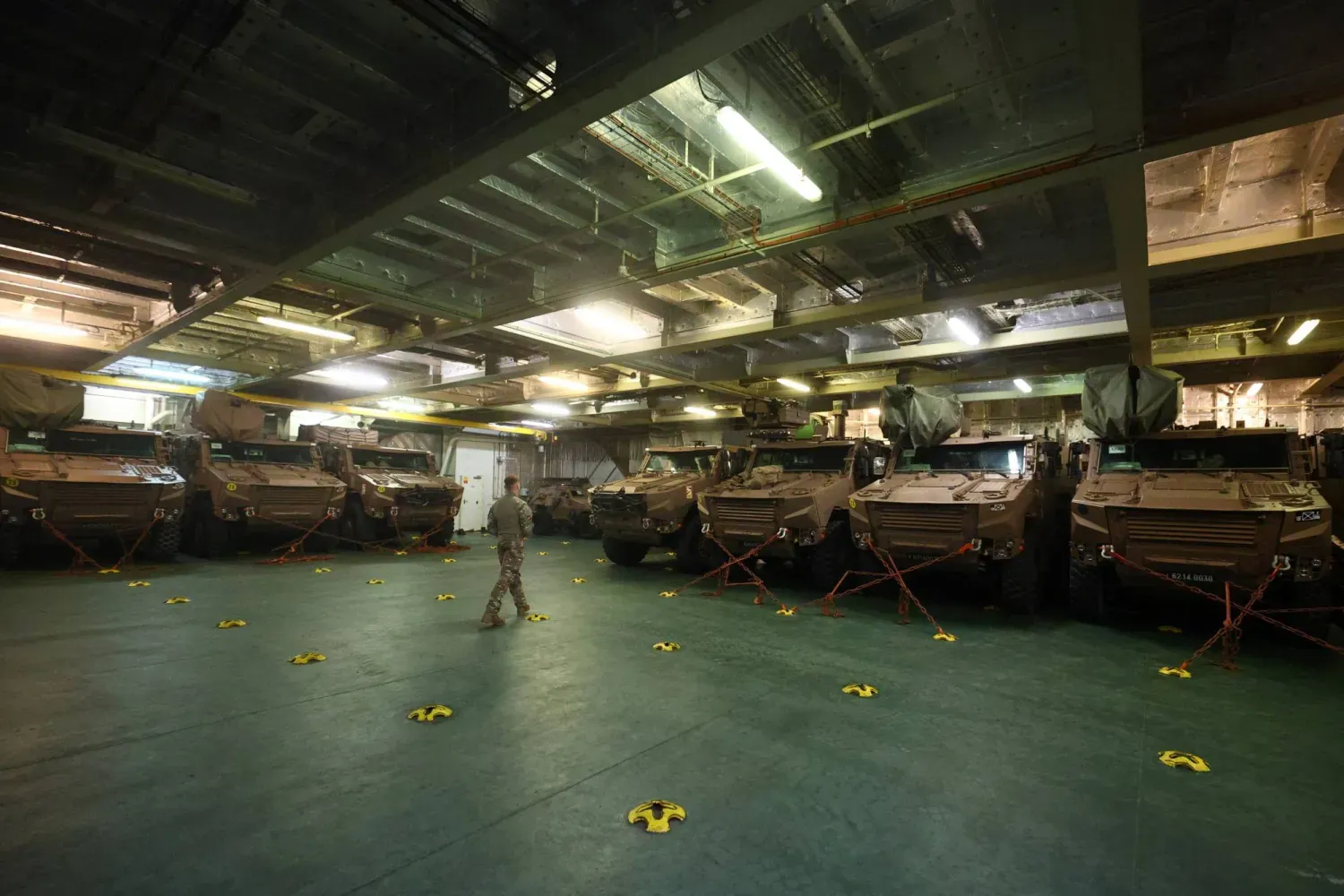 Fransız Donanması’na ait «Tonnerre» helikopter gemisinin içinde görülen çok amaçlı zırhlı araçlar (Reuters)