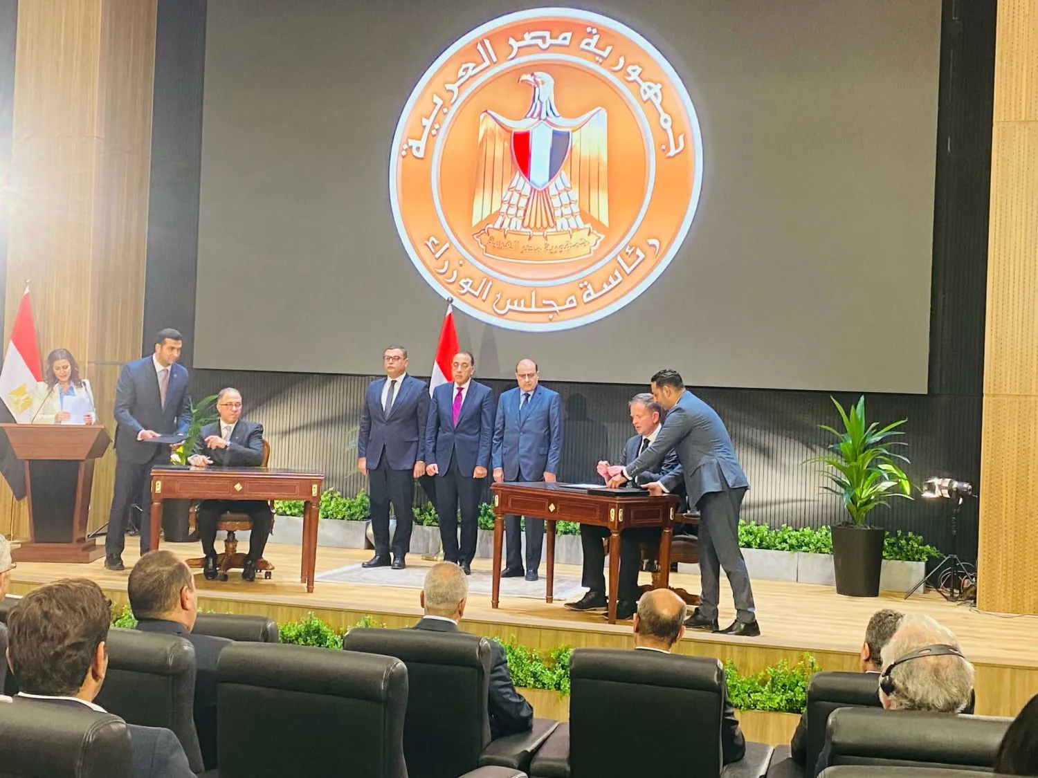 رئيس مجلس الوزراء يشهد توقيع اطلاق المشروع (الشرق الأوسط)