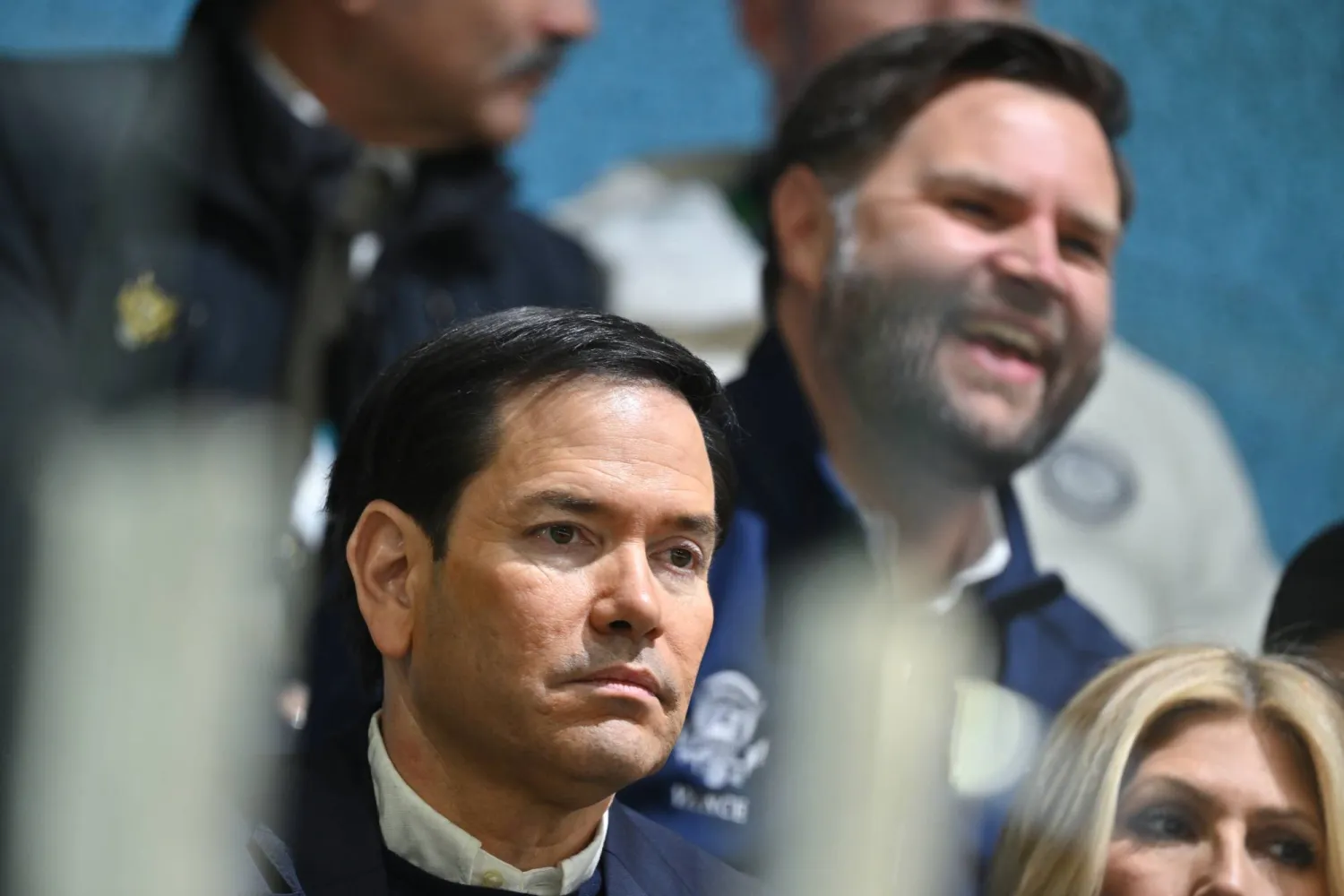 وزير الخارجية الأميركي ماركو روبيو ونائب الرئيس جاي دي فانس خلال مباراة ضمن دورة الألعاب الأولمبية الشتوية (د.ب.أ)