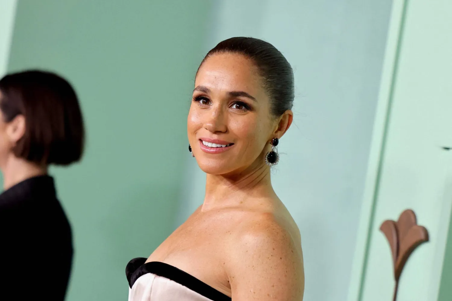 إطلالة متكاملة من تسريحة الشعر واختيار أقراط الأذن إلى الفستان والرداء الطويل (أ.ف.ب)