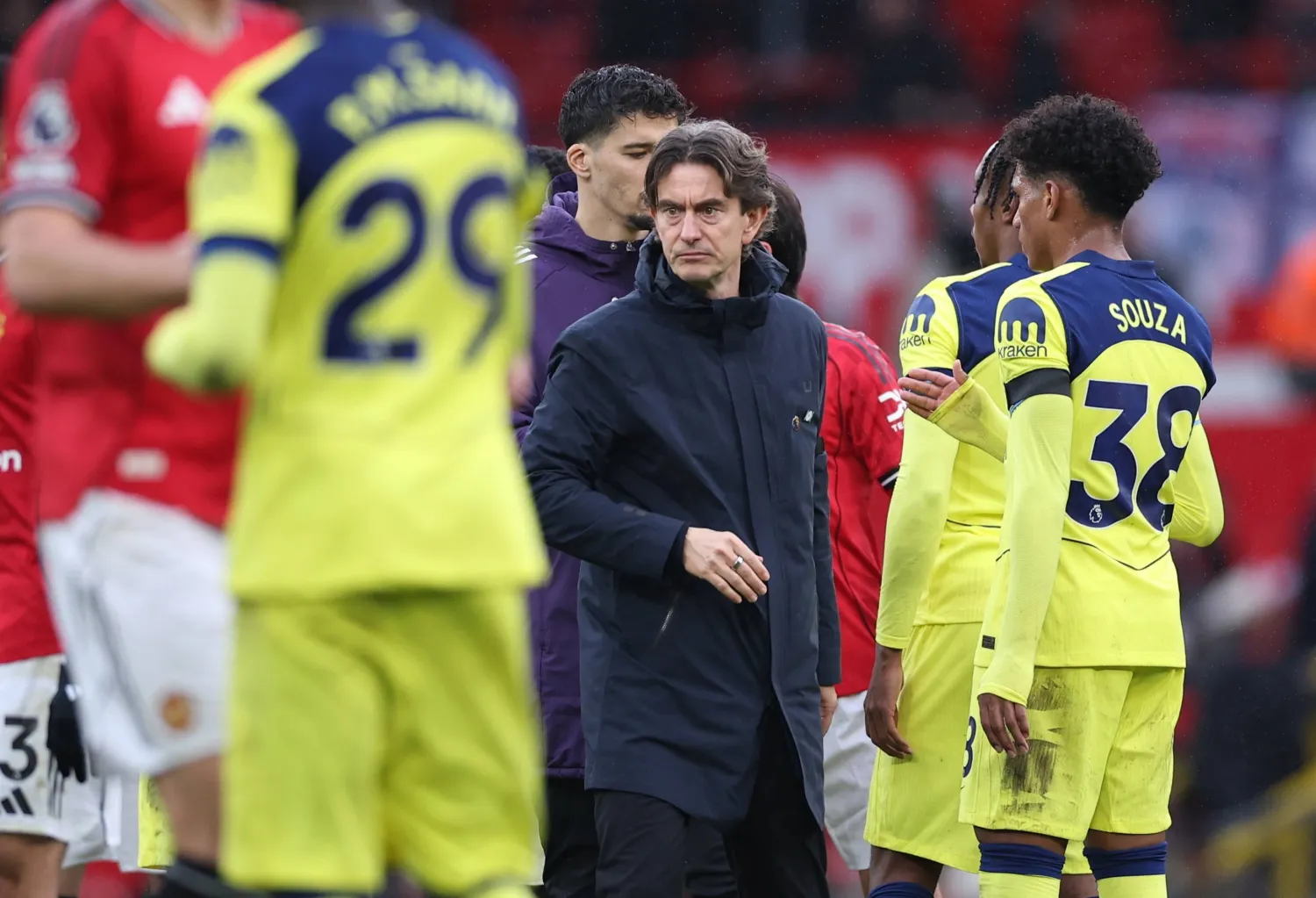 توتنهام هوتسبير ومدربه توماس فرانك في مأزق (إ.ب.أ)