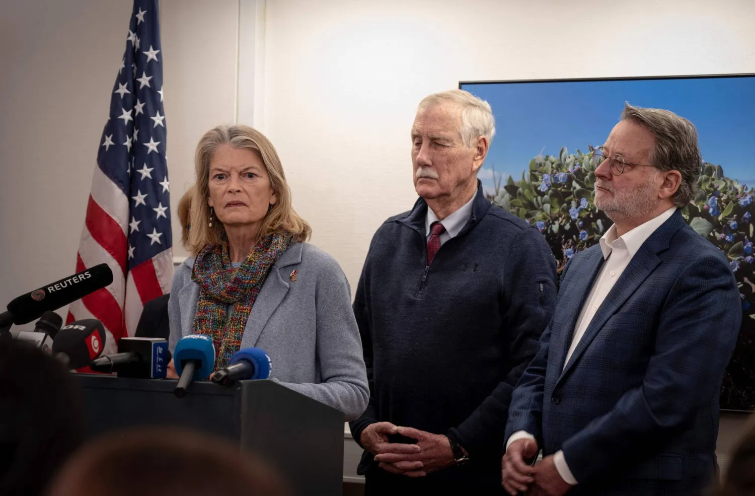 السيناتورة الجمهورية الأميركية ليزا موركوفسكي (يسار)، برفقة السيناتور المستقل إنغوس كينغ (وسط) والسيناتور الديمقراطي غاري بيترز (يمين)، تتحدث إلى الصحافة خلال مؤتمر صحافي في نوك، غرينلاند 9 فبراير 2026 (أ.ف.ب)