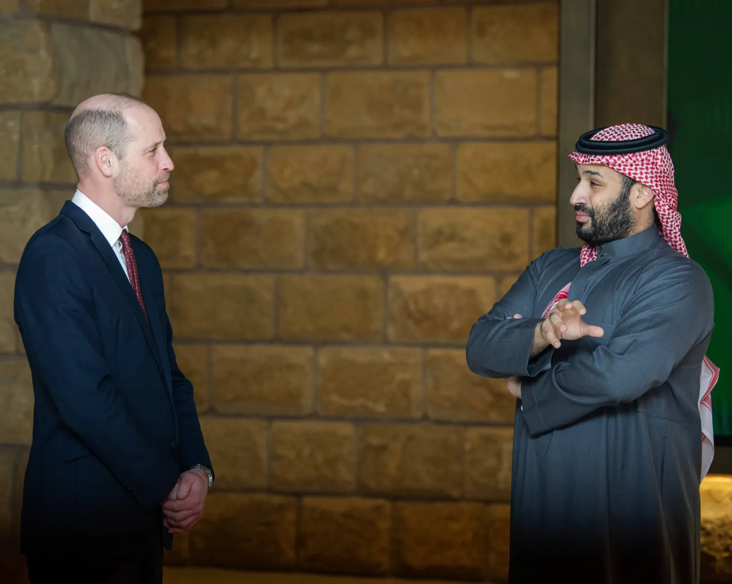 الأمير محمد بن سلمان يتحدث مع الأمير ويليام خلال جولتهما في الدرعية التاريخية (واس)