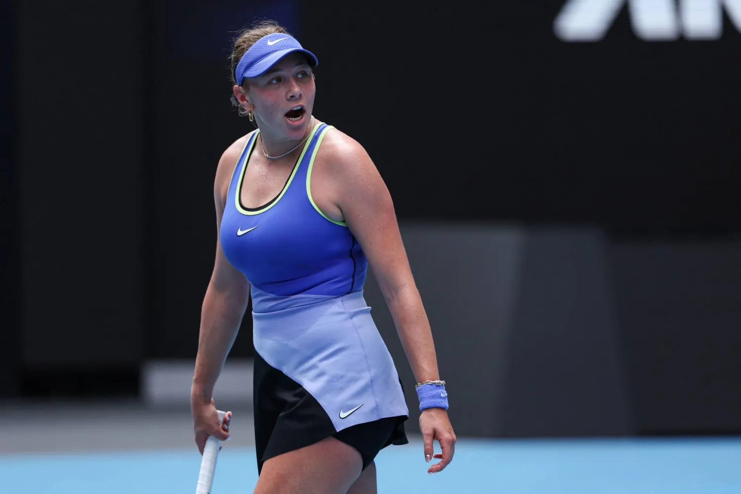 الأميركية أماندا أنيسيموفا ودّعت «الدوحة» (أ.ف.ب)