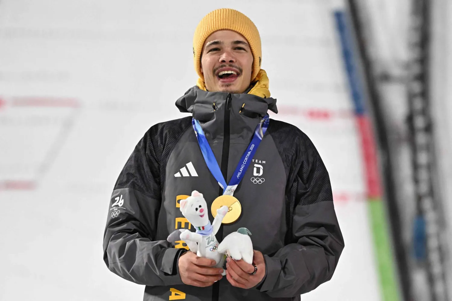 فيليب رايموند يحتفل بذهبية القفز التزلجي في بريدازو (أ.ف.ب)