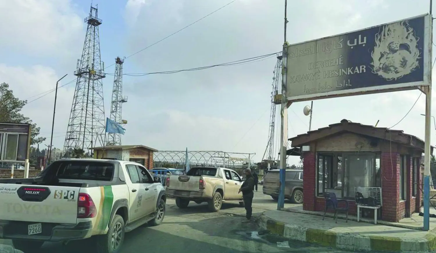 الوفد الحكومي في حقل «الرميلان» بشرق سوريا (مديرية إعلام الحسكة)