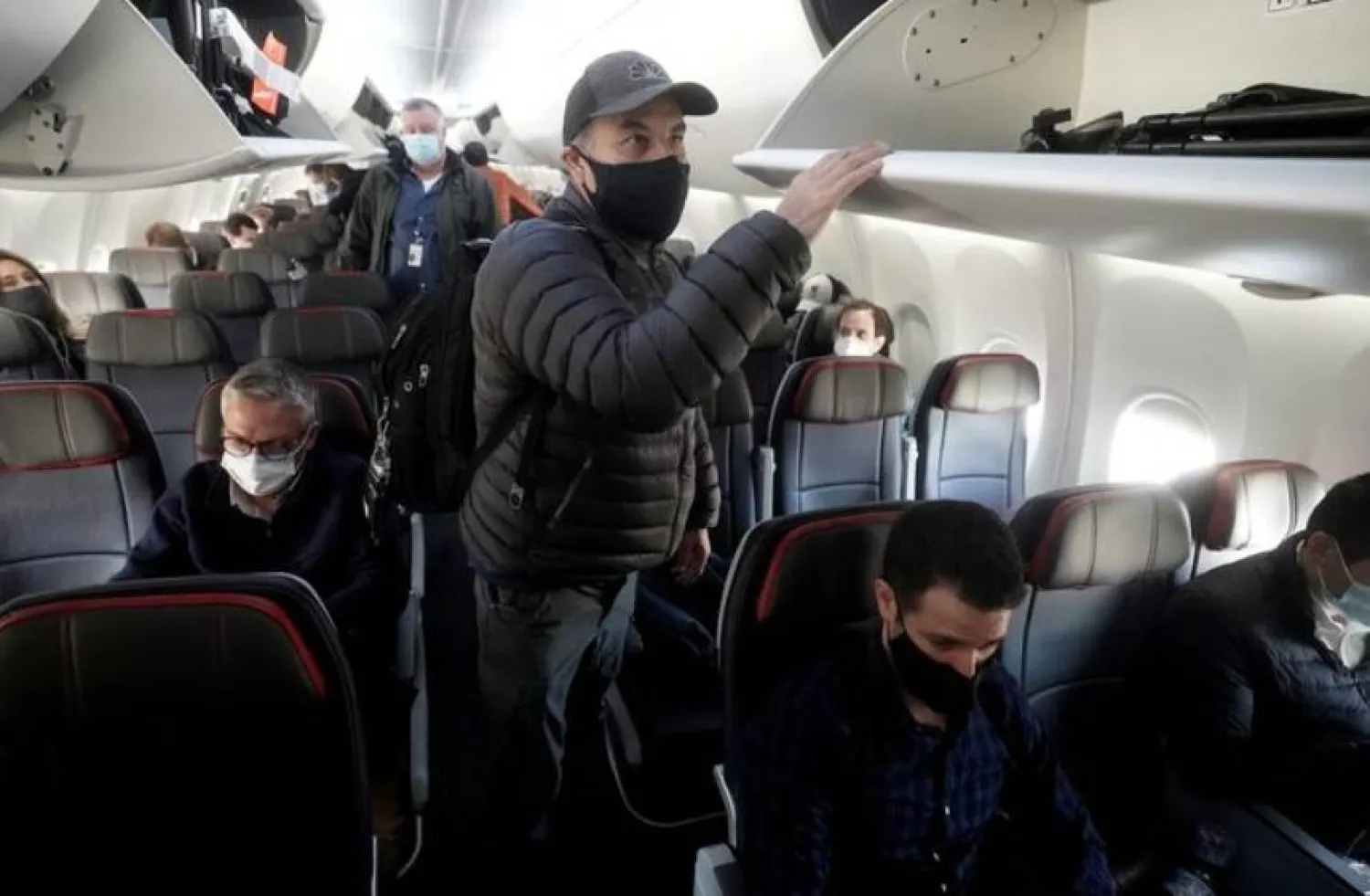 توصي مراكز السيطرة على الأمراض والوقاية منها بعدم السفر عند ظهور أعراض شبيهة بالإنفلونزا (أرشيفية- رويترز)