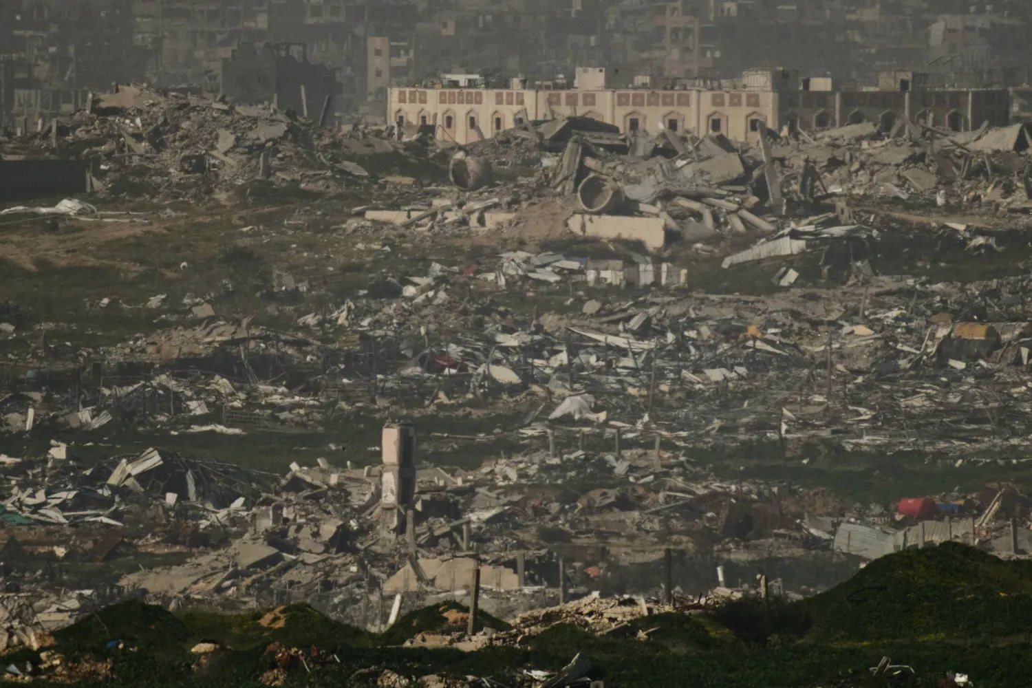 جانب من الدمار جرَّاء الغارات الإسرائيلية على قطاع غزة (أ.ب)