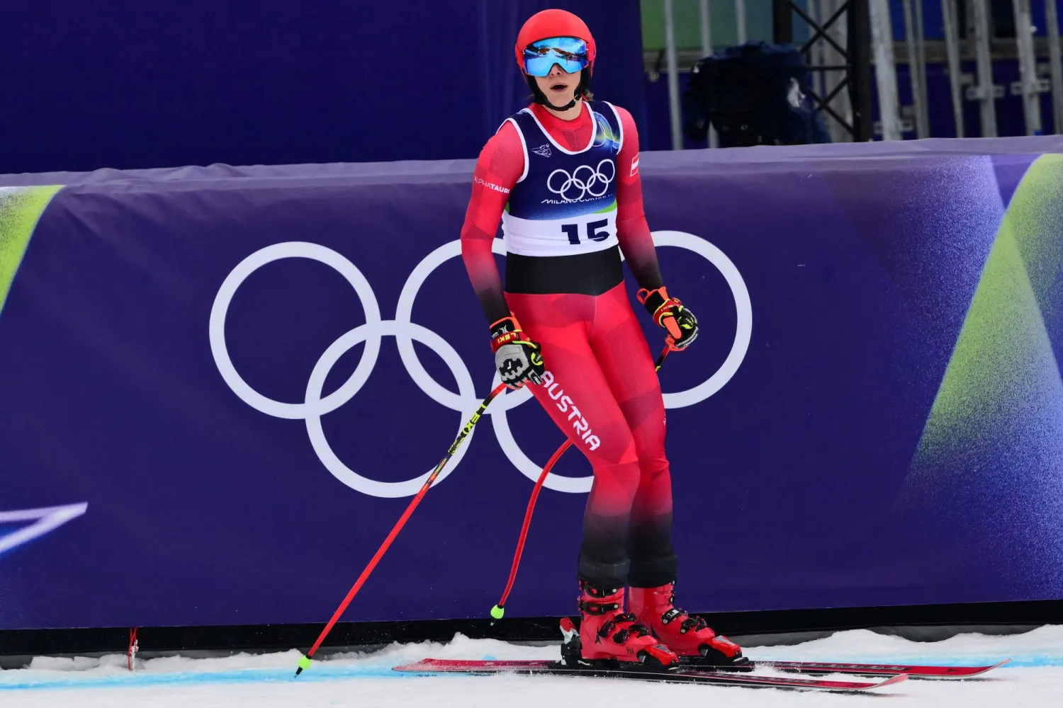 تسببت ألعاب ميلانو كورتينا في تضرّر شفرات متزلّجي الفرق خلال مراسم التتويج (أ.ف.ب)