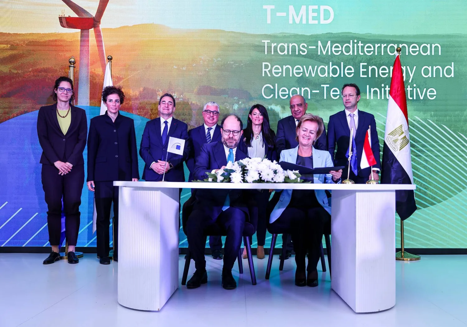 وزيرة التخطيط ووزير الكهرباء والطاقة المتجددة المصريان وسفيرة الاتحاد الأوروبي بالقاهرة يشهدون توقيع اتفاقية منحة أوروبية لقطاع الطاقة المصري (مجلس الوزراء المصري)