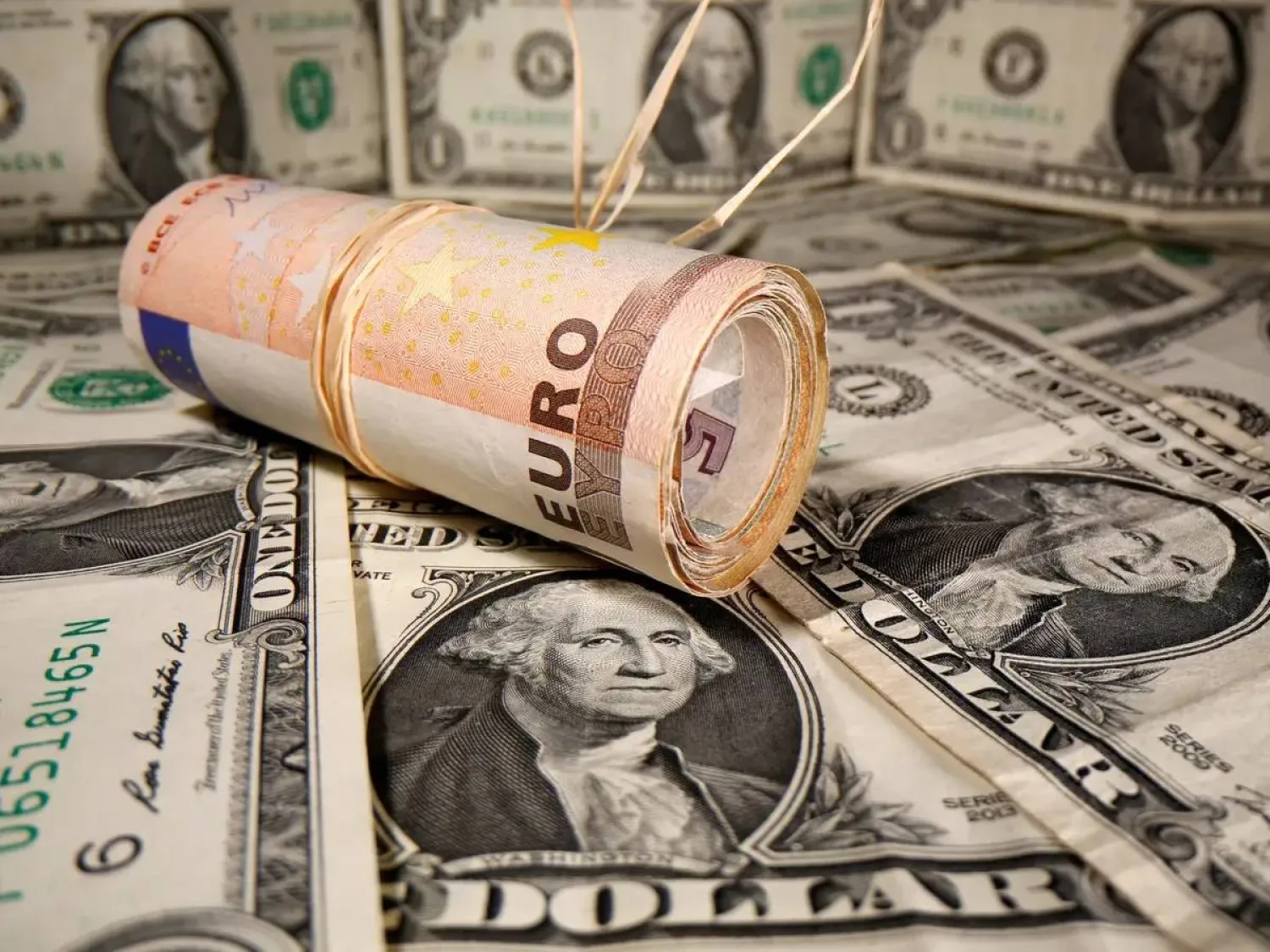 اقترح الرئيس الفرنسي إيمانويل ماكرون ⁠استحداث ​وسيلة ‌للاقتراض المشترك من خلال سندات باليورو لتحدي هيمنة الدولار (رويترز)