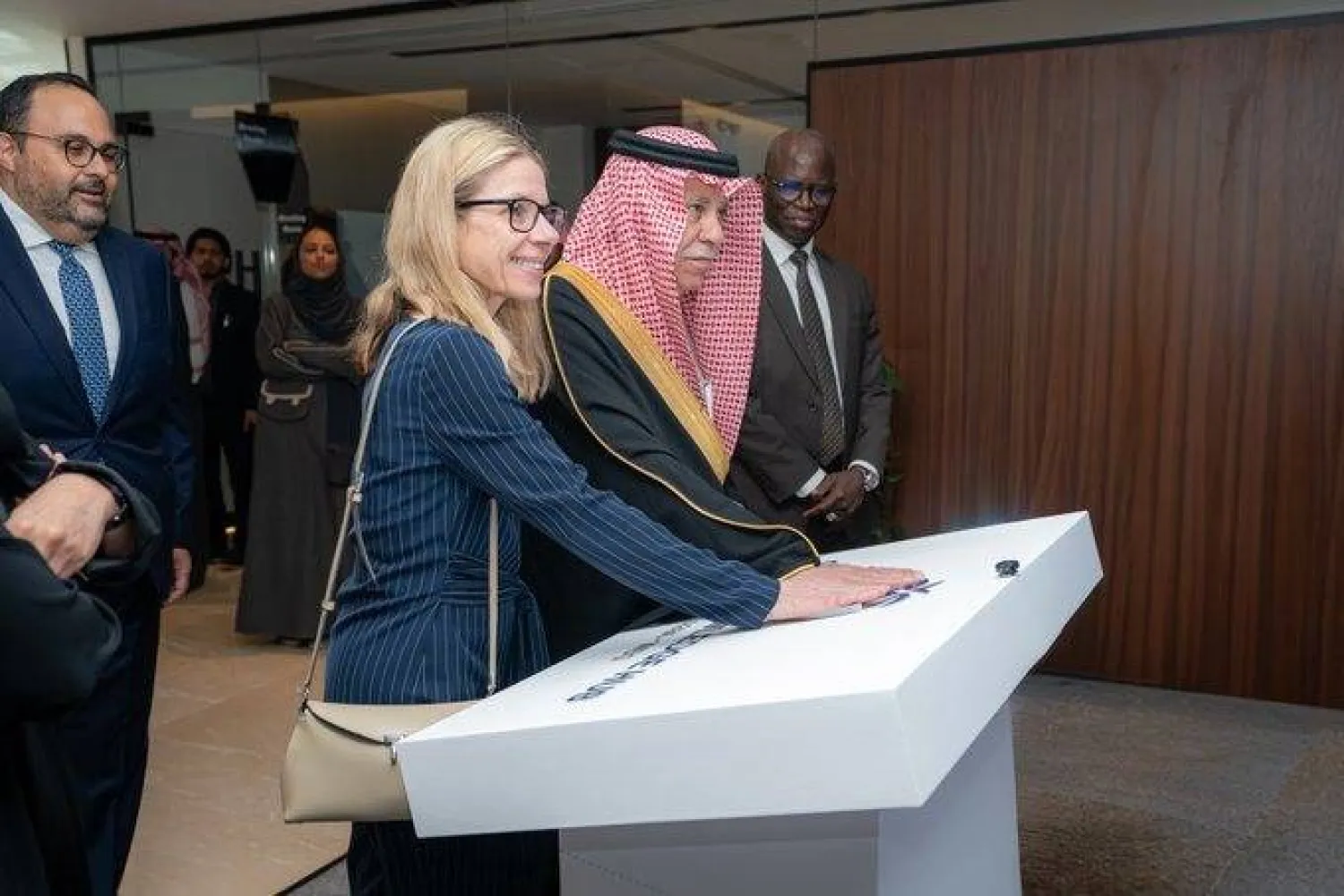 الدكتور ماجد القصبي وآنا بيردي خلال افتتاح مقر مركز المعرفة بالسعودية (الشرق الأوسط)