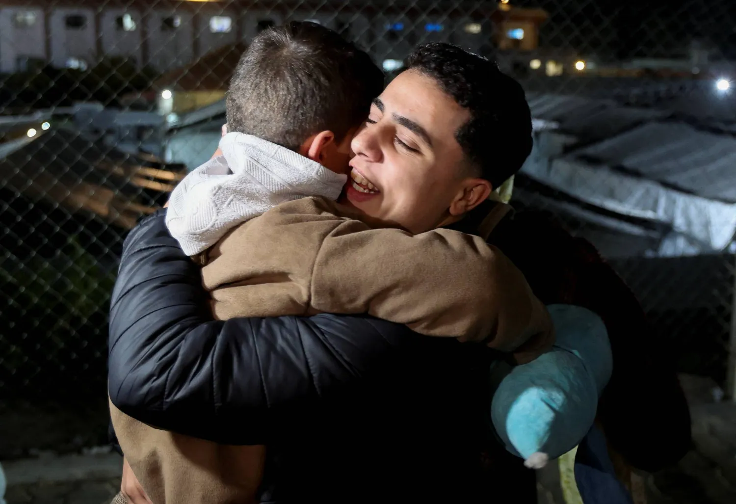 فلسطينيون قادمون من رفح يصلون إلى مستشفى «ناصر» في خان يونس (رويترز)