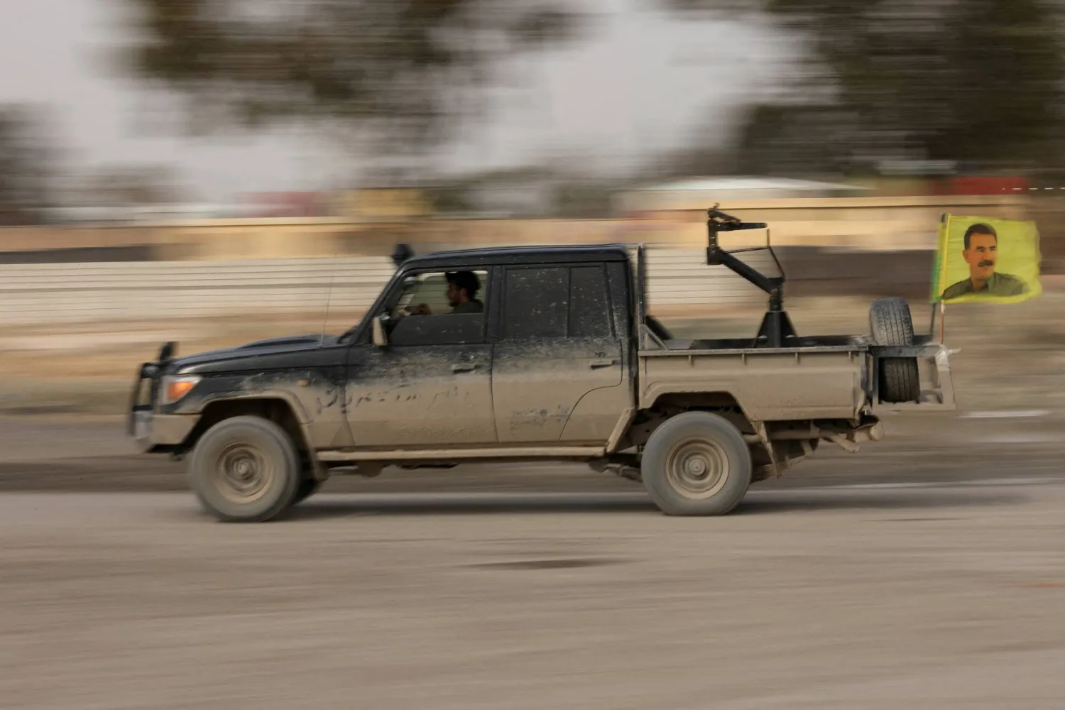 عناصر من «قسد» خلال الانسحاب من الحسكة الثلاثاء (رويترز)