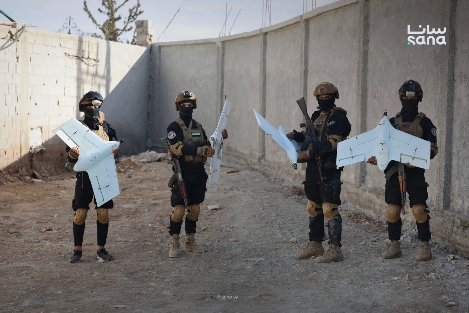 طائرات مسيّرة لـ«حزب الله» في أيدي رجال الأمن السوري خلال ضبط الخلية الإرهابية المسؤولة عن استهداف حي المزة (سانا)