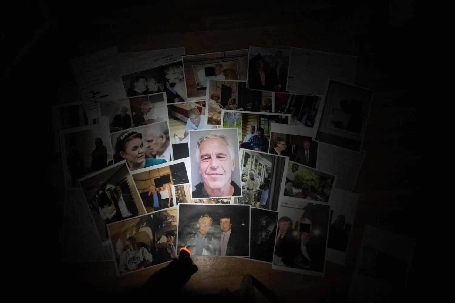 صورة تُظهر بعضاً من وثائق إبستين الجديدة التي أفرجت عنها وزارة العدل في 30 يناير 2026 (أ.ف.ب)