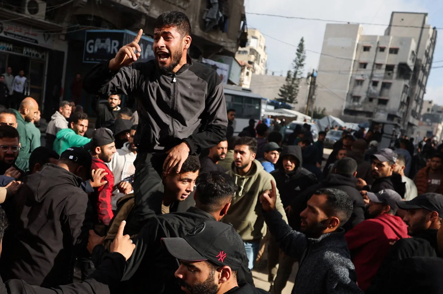 فلسطينيون يشيّعون قتلى سقطوا بضربات إسرائيلية في مدينة غزة الثلاثاء (رويترز)