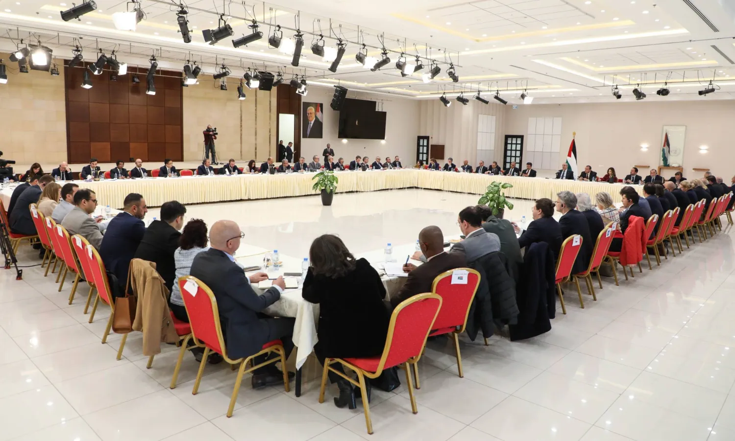 نائب الرئيس الفلسطيني حسين الشيخ يلتقي سفراء أجانب وعرباً ومسؤولين لبحث خطورة قرارات «الكابينت» (مكتب الشيخ)