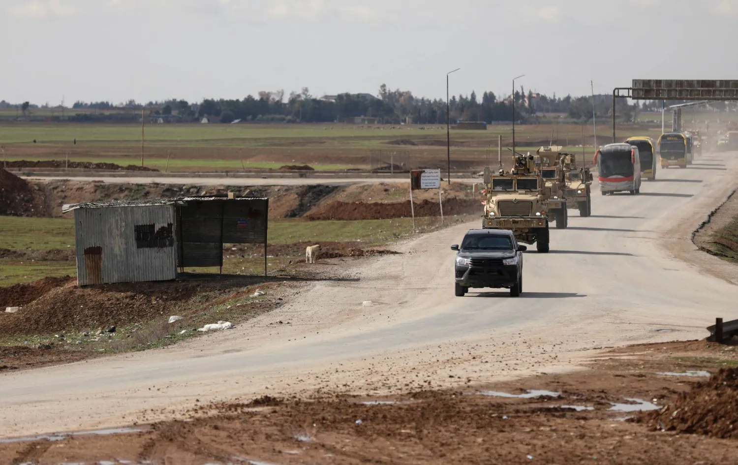 قافلة تحمل «دواعش» من القامشلي إلى العراق (رويترز)