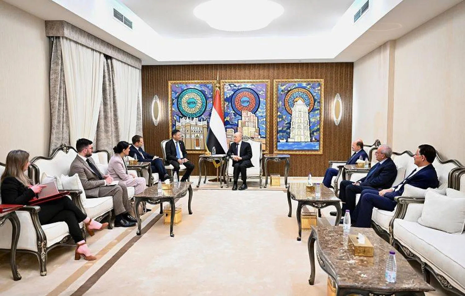 العليمي استقبل وزير الدولة البريطاني لشؤون الشرق الأوسط (سبأ)