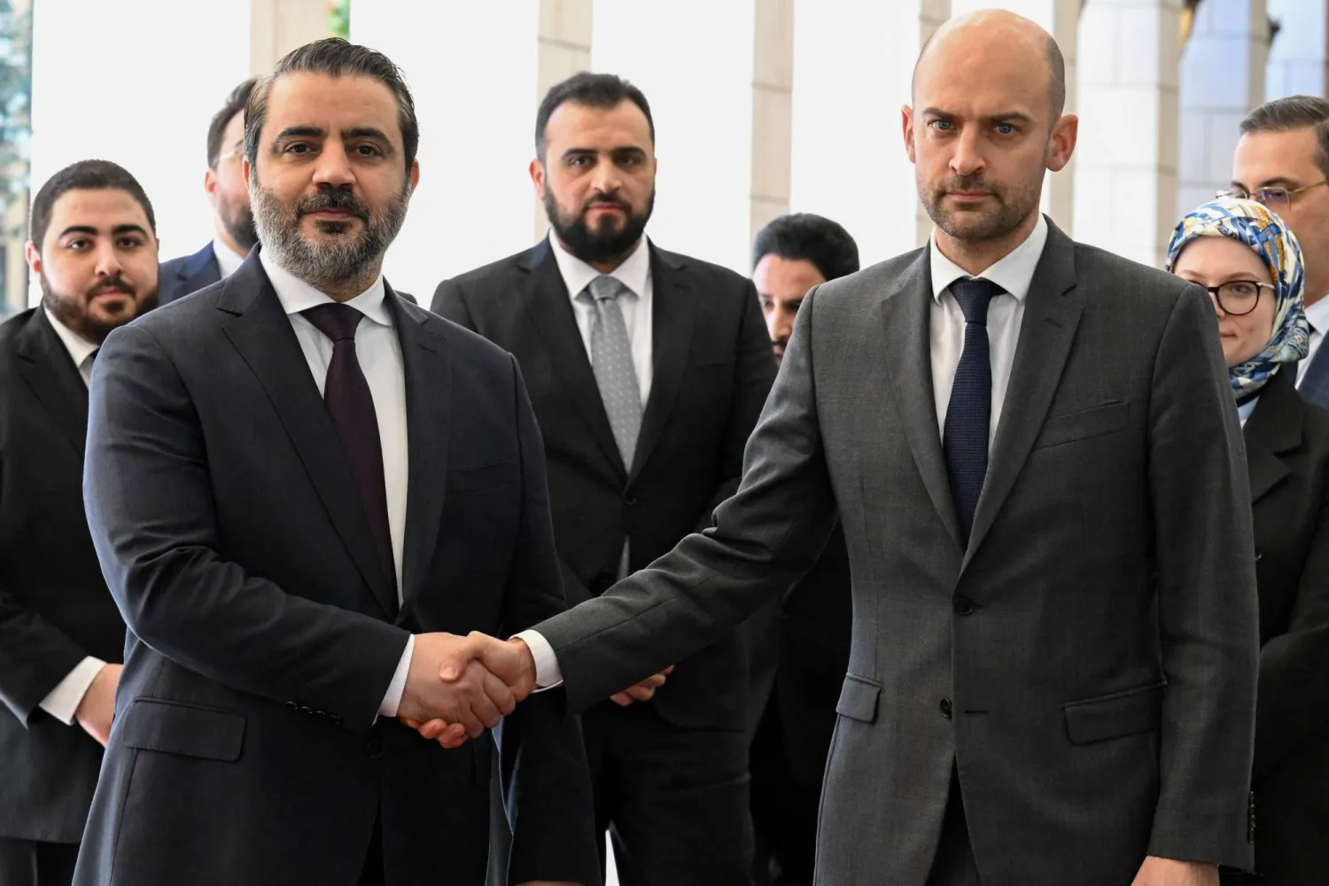 مصافحة تجمع الوزير جان نويل بارو ونظيره السوري أسعد الشرع في دمشق يوم 5 فبراير (أ.ف.ب)