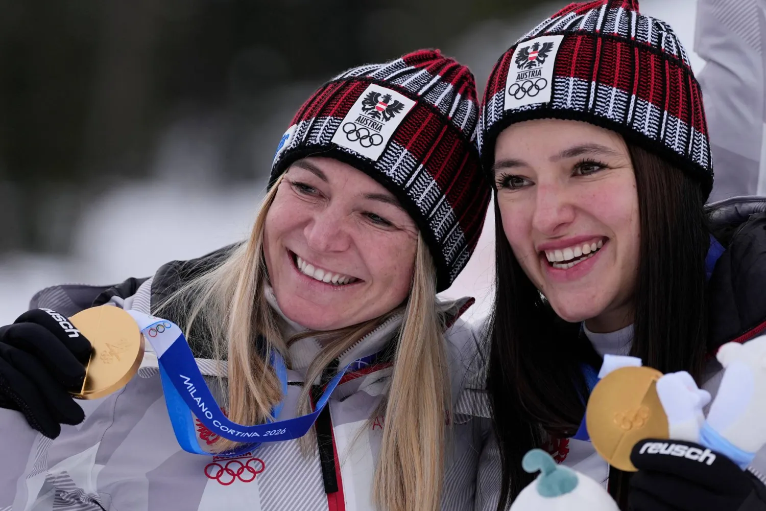 النمساويتان أريان ريدلر «يسار» وكاثارينا هوبر تحتفلان بذهبية الفرق (أ.ب)