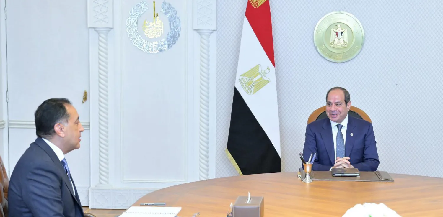 الرئيس المصري عبد الفتاح السيسي يتشاور مع رئيس الوزراء مصطفى مدبولي بشأن التعديل الحكومي الجديد (الرئاسة المصرية)