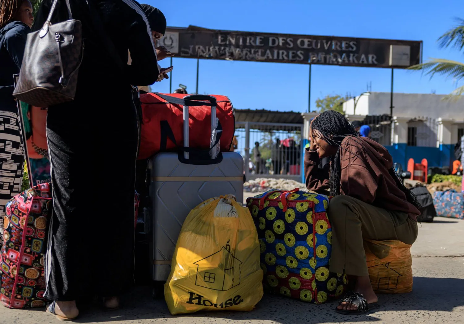 مدخل جامعة «الشيخ أنتا ديوب» في داكار عاصمة السنغال (رويترز)