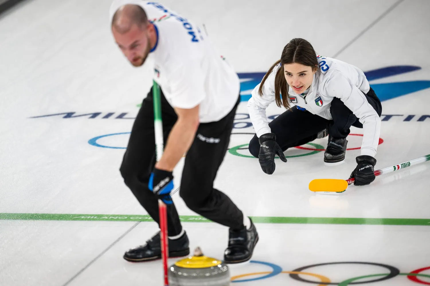 ستيفانيا كونستانتيني وأموس موسانير تألقا في منافسات الـ«كارلينغ» (إ.ب.أ)